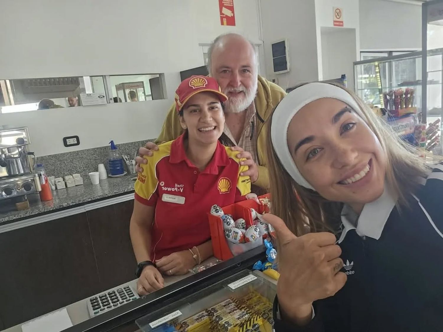 En tierra libertaria, María Becerra revolucionó Capitán Sarmiento: pasó por una estación de servicio y se sacó fotos